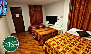 Una habitación de hotel con tres camas y un televisor. en HOTEL D'PIERO MARCONA, en San Juan