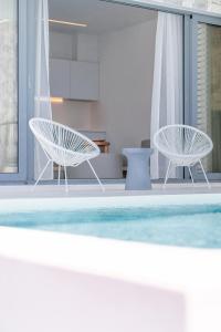 Bazén v ubytování Largo Seaside Retreat nebo v jeho okolí