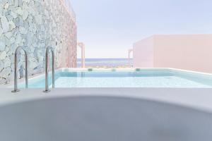 Bazén v ubytování Largo Seaside Retreat nebo v jeho okolí