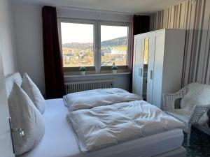 ヴィリンゲンにあるLöwenstein Ferienwohnungenのベッドルーム(白いベッド1台、窓付)