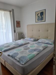 un letto con due cuscini sopra in una camera da letto di Villa Doris a Merano