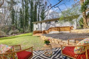 Κήπος έξω από το Pet-Friendly Decatur Home about 8 Mi to Downtown ATL!