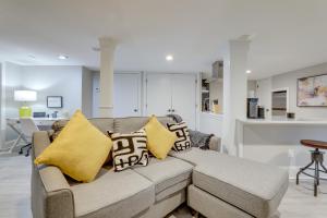 Χώρος καθιστικού στο Modern Decatur Getaway about 8 Mi to Downtown Atlanta!