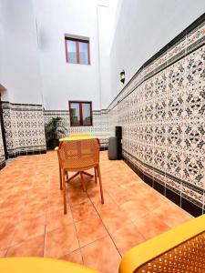 een kamer met een stoel, een tafel en een muur bij Amplitud y elegancia en Vilaflor in Vilaflor