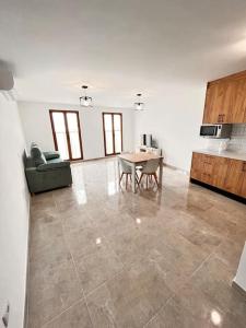 sala de estar amplia con mesa y cocina en Amplitud y elegancia en Vilaflor, en Vilaflor