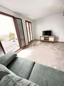 sala de estar con sofá y TV en Amplitud y elegancia en Vilaflor en Vilaflor