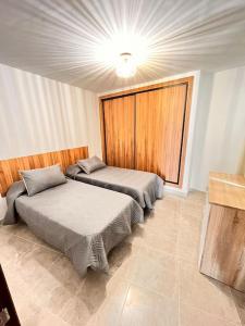 2 camas en una habitación con ventana grande en Amplitud y elegancia en Vilaflor en Vilaflor