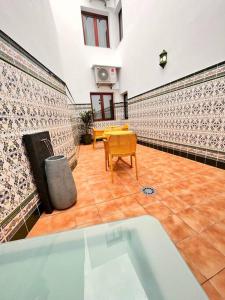 bañera en una habitación con mesa y silla en Amplitud y elegancia en Vilaflor en Vilaflor