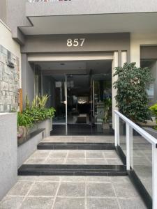 eine Treppe, die zu einem Gebäude mit in der Unterkunft Romeo Apt, p/ 4 personas, en el centro de Salta in Salta