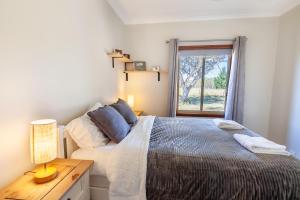 Postel nebo postele na pokoji v ubytování Lazy K - Hideaway