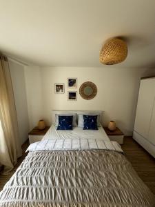 1 dormitorio con 1 cama grande con almohadas azules en Deep Blue - Apartament Hel, en Hel