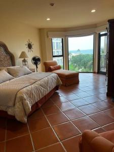 a bedroom with a bed and a tiled floor at Hermoso y Exclusivo Departamento in Cabo San Lucas