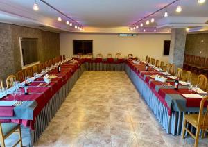 una fila de mesas en un salón de banquetes en Hostal Restaurante Cerqueiro en Laracha