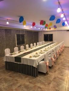 um quarto grande com uma mesa longa com cadeiras e balões em Hostal Restaurante Cerqueiro em Laracha