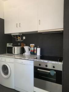 Virtuvė arba virtuvėlė apgyvendinimo įstaigoje Carcavelos Maristas BEACH pax5