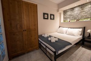 1 dormitorio con 1 cama con 2 toallas en Studio Ocean, en Paralia Dionisiou