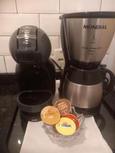 Suítes Mathias flat في كونسيرفاتوريا: آلة صنع القهوة مع كوب من القهوة على منضدة