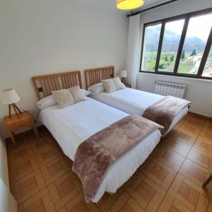 zwei nebeneinander stehende Betten in einem Schlafzimmer in der Unterkunft MIRADOR PIE DE LA SIERRA in Llanes + 43 Fotos