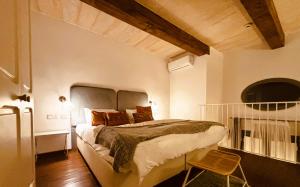 een slaapkamer met een groot bed in een kamer bij Casa Cara in Birgu