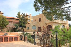 une grande maison avec une clôture devant elle dans l'établissement Horizon 2 Cozy Villa, à Amman