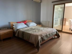 - une chambre avec un lit et un grand miroir dans l'établissement Horizon 2 Cozy Villa, à Amman