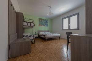 Pokój z 2 łóżkami piętrowymi i kuchnią w obiekcie Marconi House w Mestre