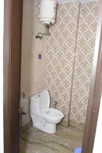 a bathroom with a toilet and a sink at Hotel Royal Inn in New Delhi