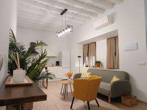een woonkamer met een bank en een tafel bij CASA VENERA in Orgaz