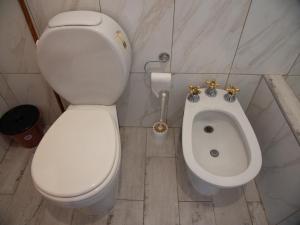 - białą toaletę i bidet w łazience w obiekcie GOa Hospedajes w mieście Termas de Río Hondo