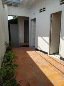 San Vicente de ChucuríにあるDe La Mora Hostal.の2つのドアと中庭のある空の部屋