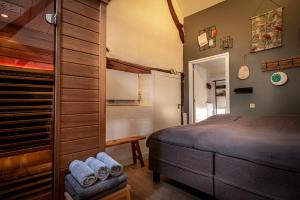 a bedroom with a bed and a closet at Vakwerkloft in Valkenburg