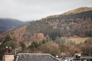 凱西克的住宿－Cragwood Guesthouse，享有树木和房屋的山景