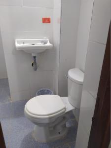 San Vicente de ChucuríにあるDe La Mora Hostal.のバスルーム(白いトイレ、シンク付)