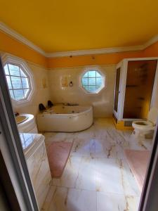 uma casa de banho com uma banheira, um WC e um lavatório. em Cas Bed and Breakfast em Corral Spring