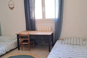 オーバーニュにあるMagnifique villa avec piscine dans les collines de Pagnolの机とベッドと窓のある寝室