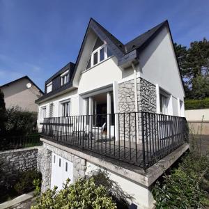 Το κτήριο όπου στεγάζεται  η παραθεριστική κατοικία