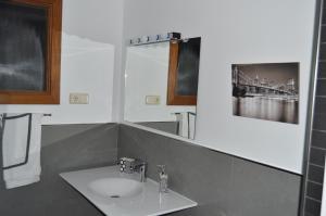 Koupelna v ubytování Apartamentos Nuncio Viejo + 37 fotografií