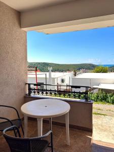 d'une table et de chaises sur un balcon avec vue. dans l'établissement Kuća Antibarium, à Sutomore