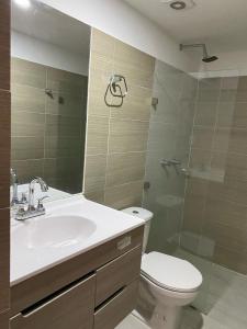 Ett badrum på Hermoso Apartamento Con Piscina