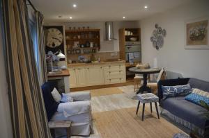 uma sala de estar com um sofá e uma mesa em Ropewalk Cottage - A Little Treasure By The Coast em Portaferry