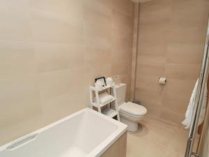 un bagno con un water bianco e un lavandino di Bothy Cottage ad Alnwick Altre 26 foto