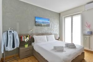 ein Schlafzimmer mit einem großen Bett mit zwei Hockern darauf in der Unterkunft Le Lion Apartments - Lys Family Apartment in Aosta