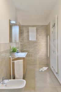 a bathroom with a sink and a toilet and a tub at Le Lion Apartments - Lys Family Apartment in Aosta