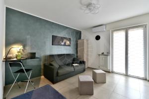 ein Wohnzimmer mit einem Sofa und einem Tisch in der Unterkunft Le Lion Apartments - Lys Family Apartment in Aosta