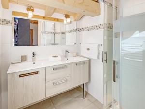 une salle de bain avec un lavabo, un miroir et une douche dans l'établissement Résidence La Moutelette - Chalet La Moutelette - 14 Personnes - Montriond MAE-3831, à Montriond 8 autres photos