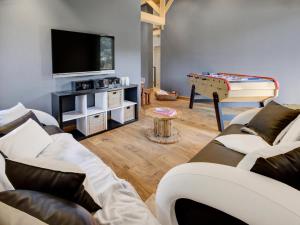 - un salon avec une télévision et un billard dans l'établissement Résidence La Moutelette - Chalet La Moutelette - 14 Personnes - Montriond MAE-3831, à Montriond