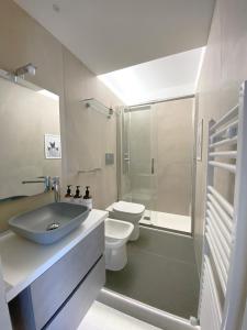 uma casa de banho com um lavatório, um WC e um chuveiro em Sol House em Pisa