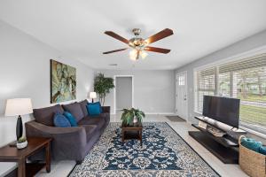a living room with a couch and a ceiling fan at Baytown Home By The Bay visit Calypso Bay Water Park Unidad Skate park and Main Street 5 Star superhost in Baytown