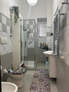 een badkamer met een douche, een toilet en een wastafel bij La casetta di Roby in Rome