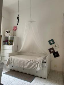 een slaapkamer met een bed met een klamboe bij La casetta di Roby in Rome